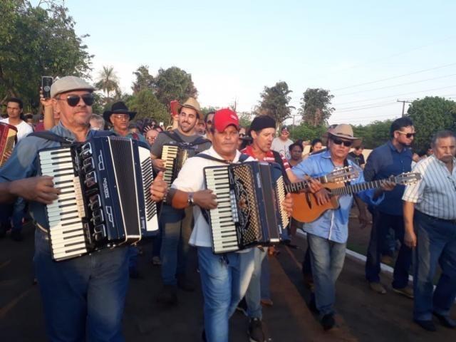 Ao som de violas, sanfonas e "Espero ser feliz", amigos dão adeus a Ivo de Souza Ao som de violas, sanfonas e