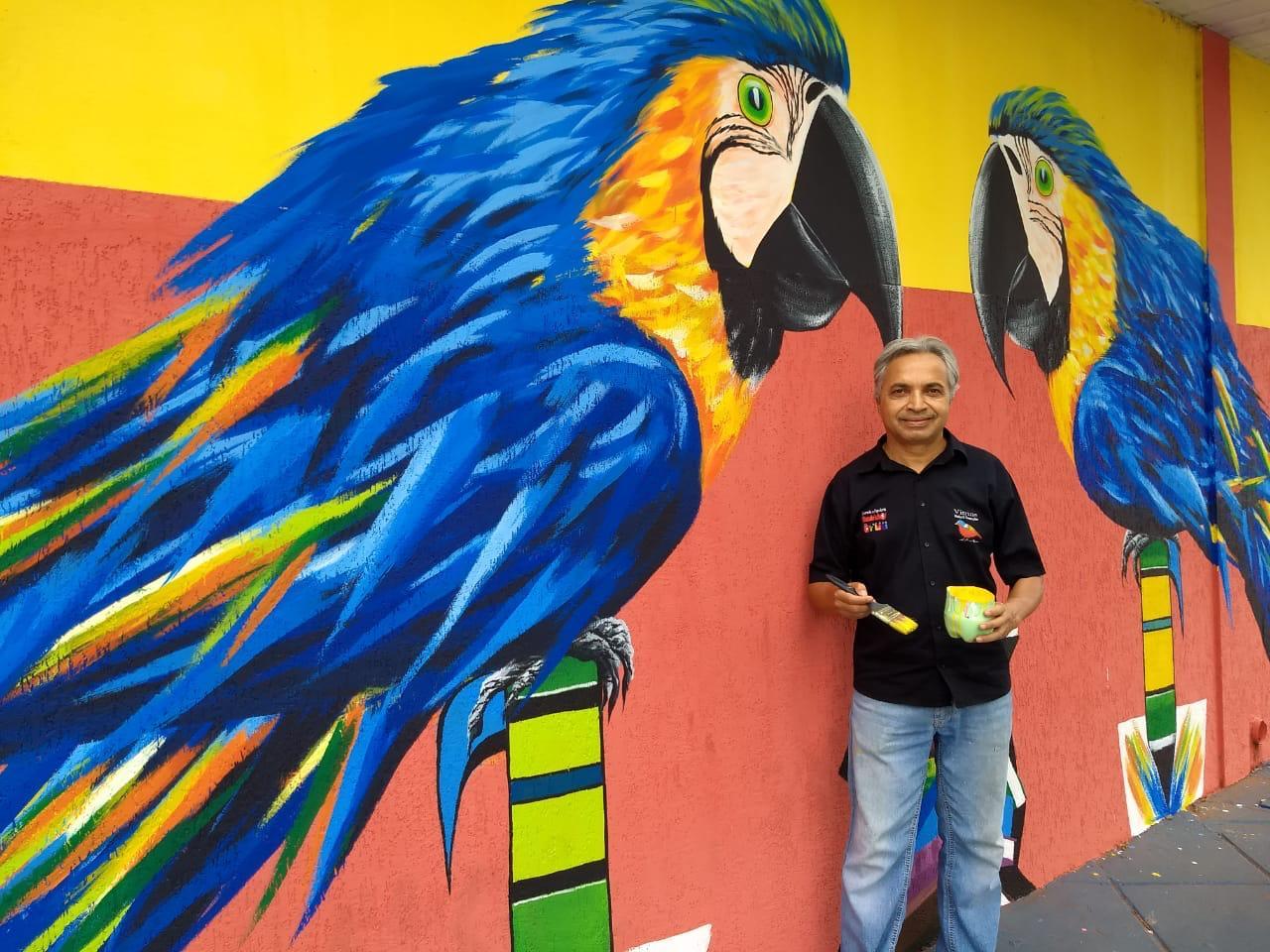 Artista plástico Hariym Teixeira realiza pinturas que embelezam a cidade de Três Lagoas