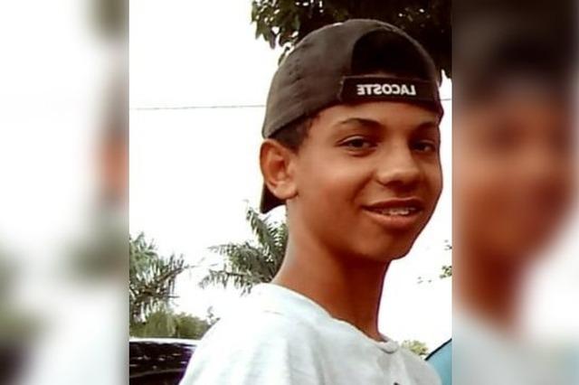 Família busca por informações de adolescente desaparecido Família busca por informações de adolescente desaparecido