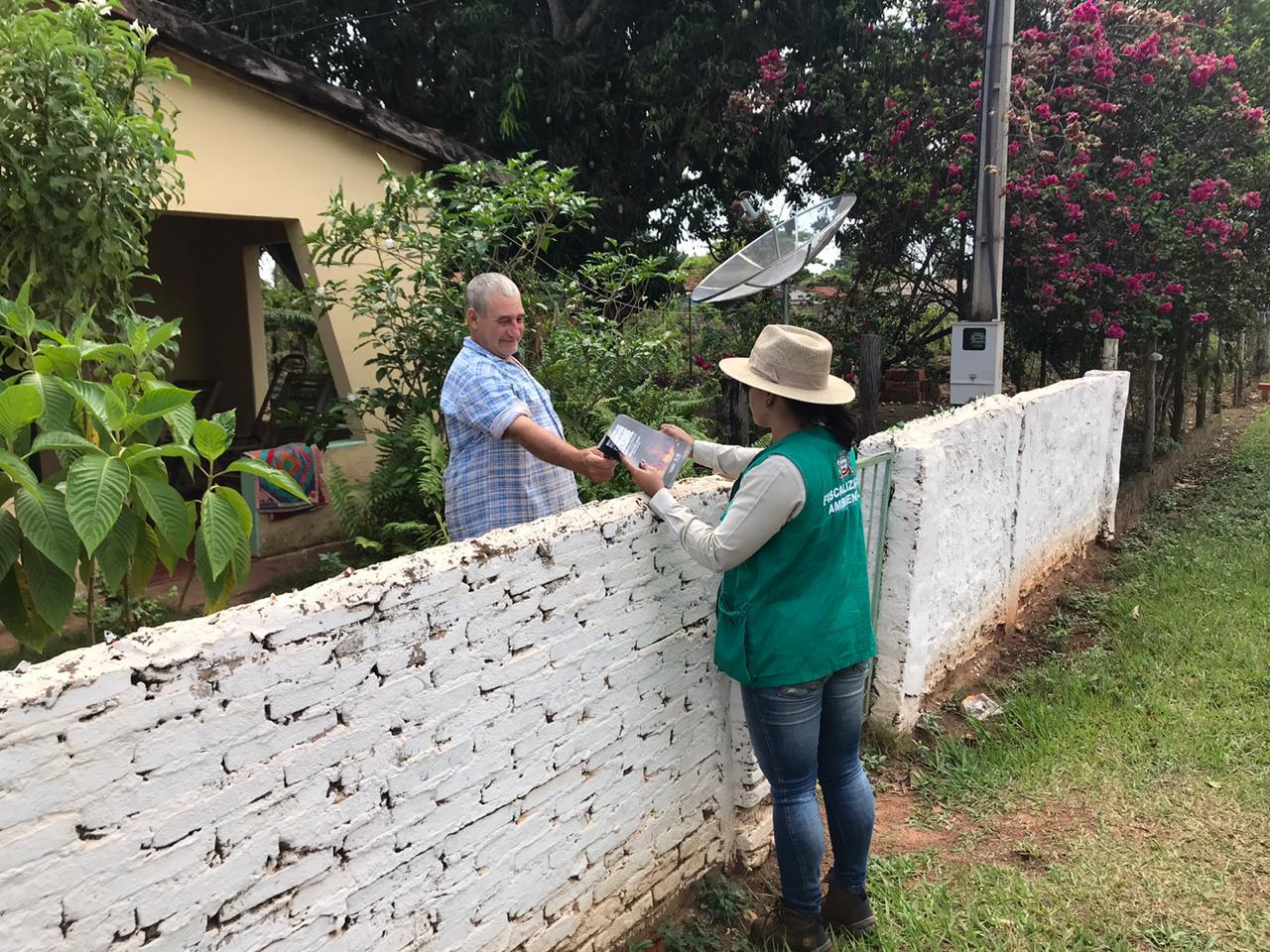 Meio Ambiente realiza panfletagem sobre queimadas no Distrito de Arapuá Meio Ambiente realiza panfletagem sobre queimadas no Distrito de Arapuá