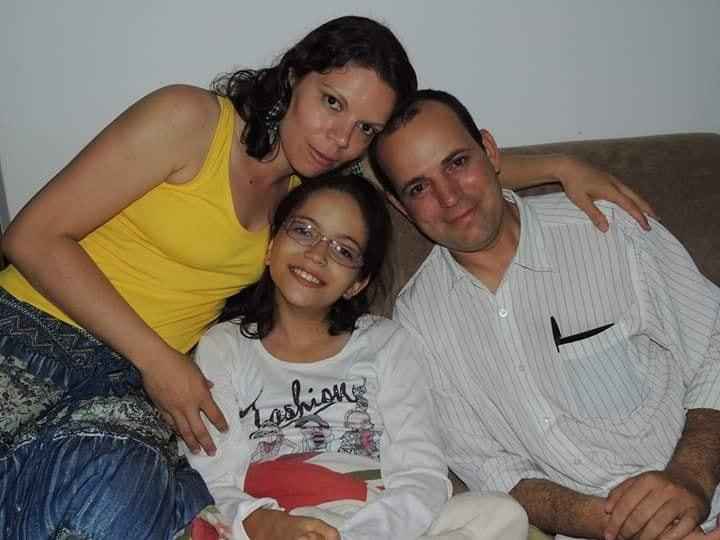 Pais fazem campanhas para levantar dinheiro e realizar cirurgia de alto custo da filha
