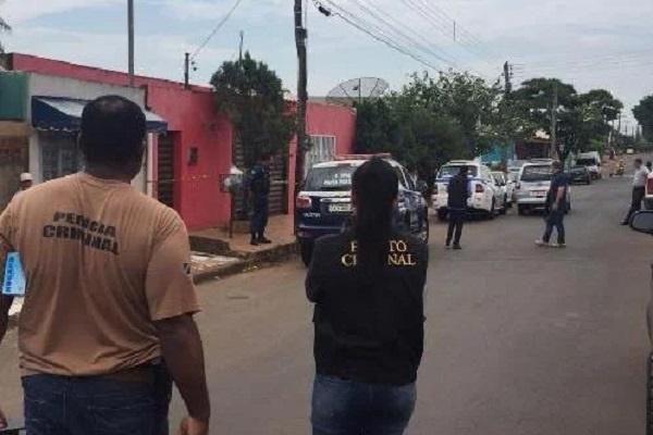 Pistoleiros invadem casa e executam homem por engano na frente do filho em MS Pistoleiros invadem casa e executam homem por engano na frente do filho em MS