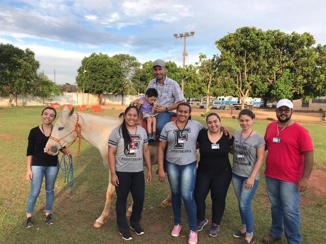 Polícia Militar oferece prática de Equoterapia em Três Lagoas