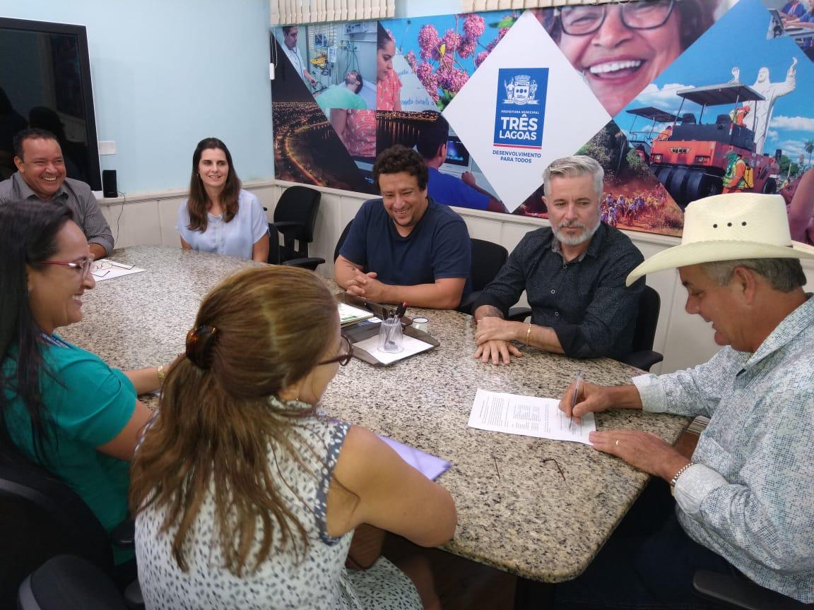 Prefeito empossa nova diretoria da Associação dos Feirantes de Três Lagoas Prefeito empossa nova diretoria da Associação dos Feirantes de Três Lagoas