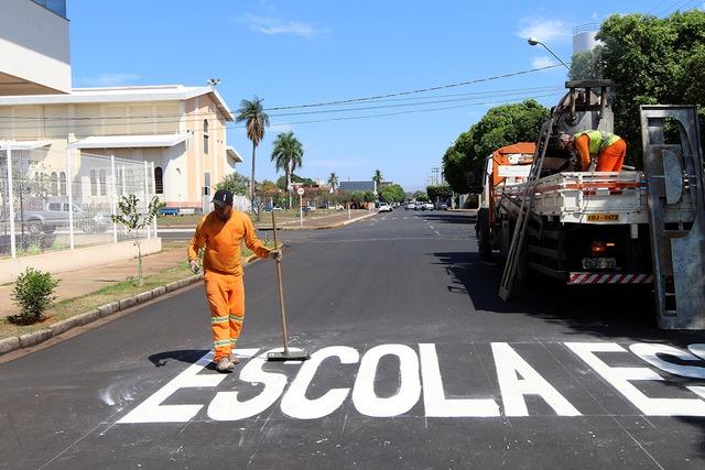 Ruas recapeadas no Bairro Lapa recebem sinalização vertical Ruas recapeadas no Bairro Lapa recebem sinalização vertical