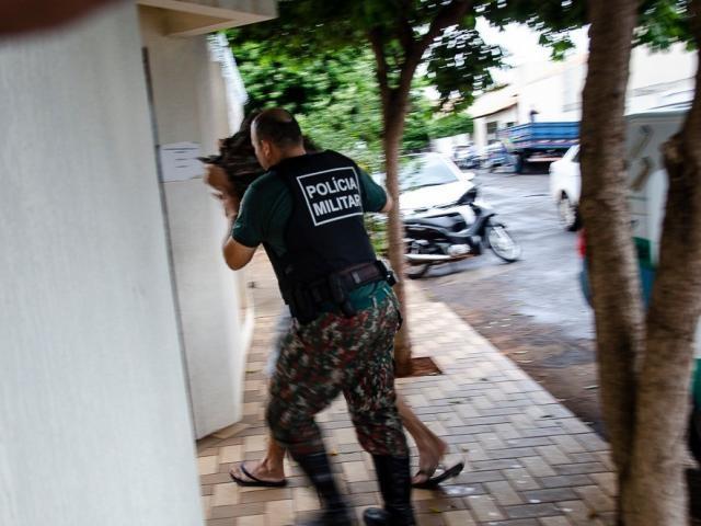 Três dias após matar esposa e corretor de imóveis, PM se entrega à polícia Três dias após matar esposa e corretor de imóveis, PM se entrega à polícia