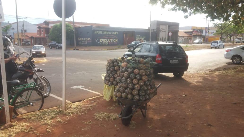 Vendedor de abacaxi ameaça funcionários da prefeitura com faca Vendedor de abacaxi ameaça funcionários da prefeitura com faca
