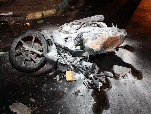 Motocicleta é incendiada na madrugada em Três Lagoas 