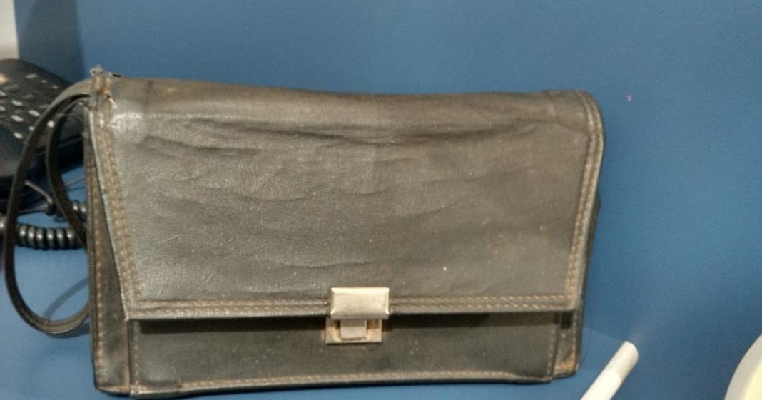 Bolsa com diversos documentos importantes é encontrada na praça Senador Ramez Tebet Bolsa com diversos documentos importantes é encontrada na praça Senador Ramez Tebet
