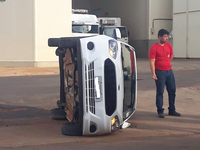 Em Chapadão do Sul, Ford KA capota após ser atingido por Montana Em Chapadão do Sul, Ford KA capota após ser atingido por Montana