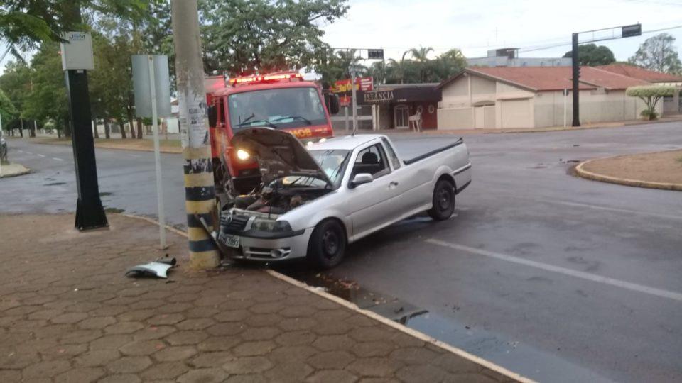 Em Três Lagoas, Carro bate em poste na Avenida Antônio Trajano