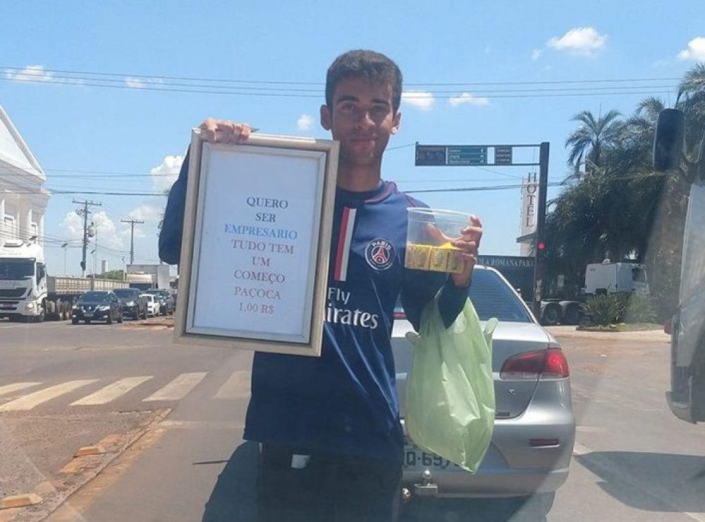 Jovem que vende paçoca em semáforo e sonha em ser empresário comove internautas de Três Lagoas Jovem que vende paçoca em semáforo e sonha em ser empresário comove internautas de Três Lagoas