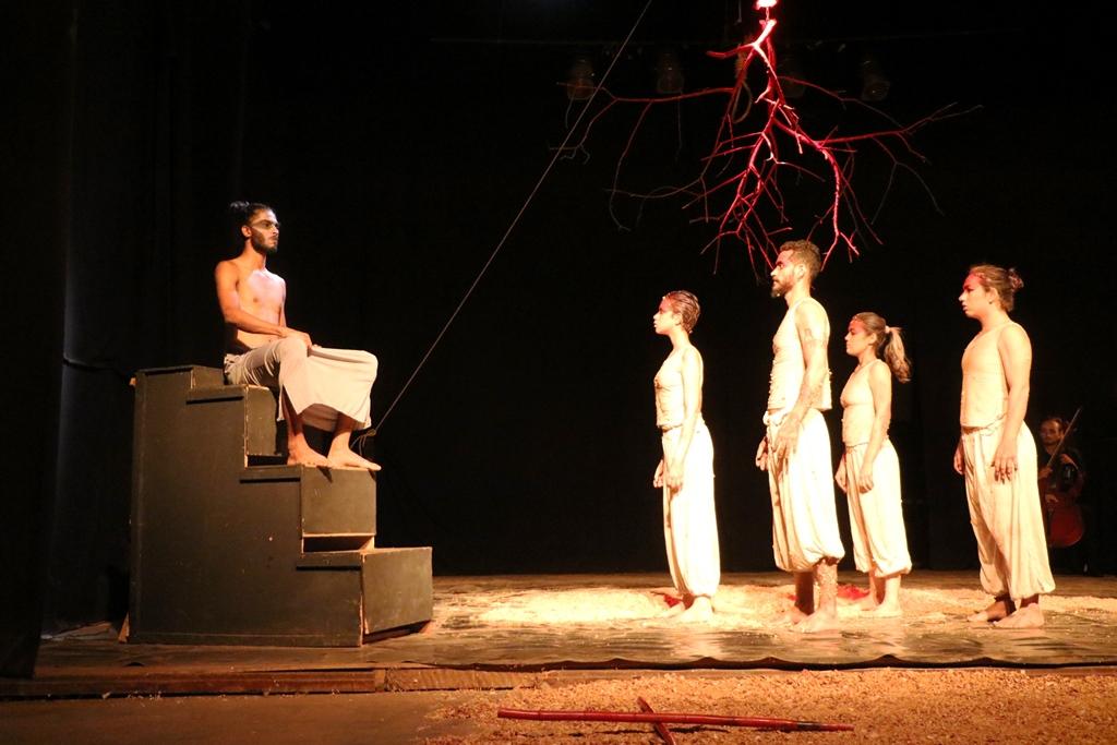 Sob elogio do público, Núcleo de Teatro de Três Lagoas abre semana “MS em Cena” com espetáculo “Antígona” Sob elogio do público, Núcleo de Teatro de Três Lagoas abre semana “MS em Cena” com espetáculo “Antígona”
