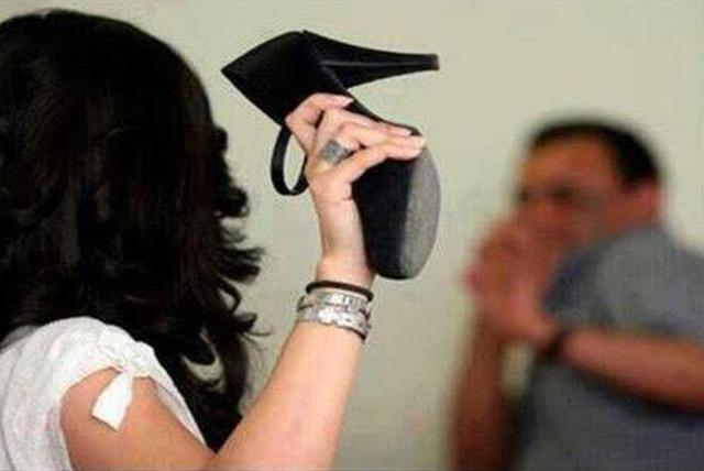 Homem leva mordida, apanha e precisa acionar a PM para conter a ex-mulher Homem leva mordida, apanha e precisa acionar a PM para conter a ex-mulher