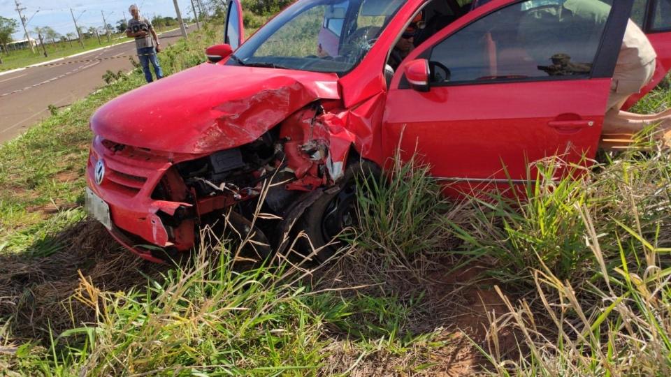 Bebê de 1 ano fica ferido após carro bater e derrubar poste em rodovia 