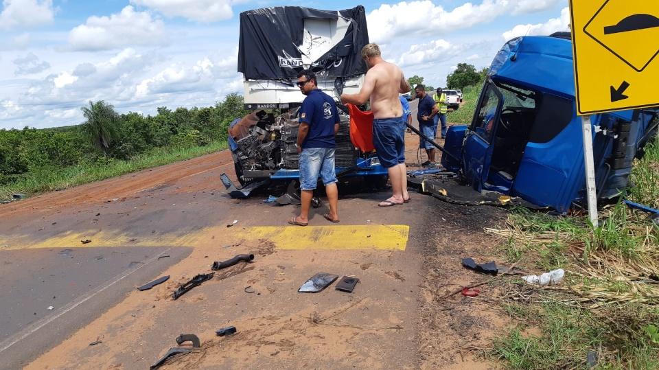 Grave acidente na BR-262 deixa caminhoneiro ferido em Três Lagoas