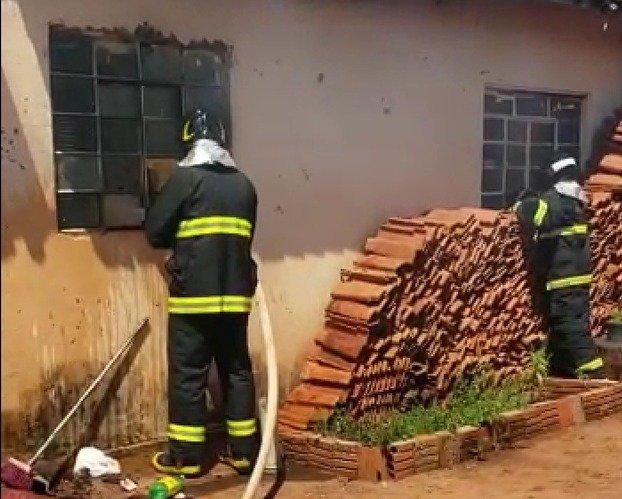 Filho ateia fogo na casa da mãe no bairro Jd. Flamboyant Filho ateia fogo na casa da mãe no bairro Jd. Flamboyant