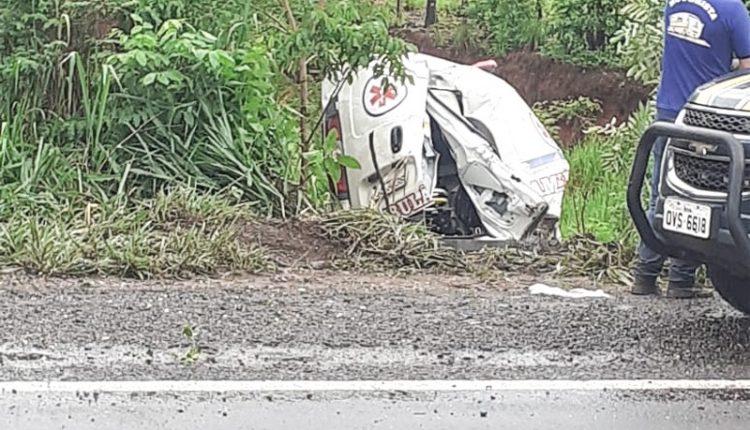 A caminho de Campo Grande, pneu fura e ambulância capota na BR-262