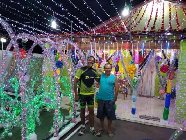 Com 70 mil lâmpadas, Bazan transforma seu lar em casa do Papai Noel há 9 anos Com 70 mil lâmpadas, Bazan transforma seu lar em casa do Papai Noel há 9 anos