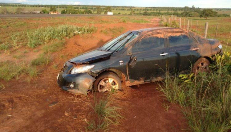 Corolla com família de Costa Rica capota na BR 060