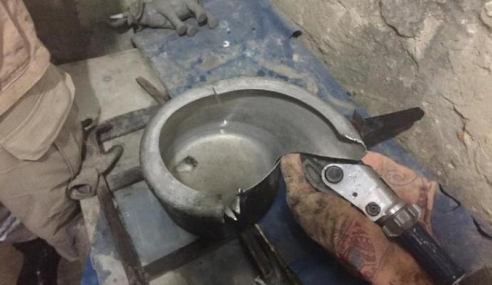 Criança fica presa dentro de panela de pressão Criança fica presa dentro de panela de pressão