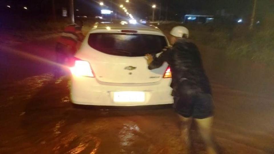 Equipes da Assistência Social e Defesa Civil prestam atendimento às famílias em situação de risco Equipes da Assistência Social e Defesa Civil prestam atendimento às famílias em situação de risco