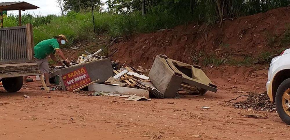 Homem que jogou lixo na entrada de ranchos foi intimado a voltar e limpar o local