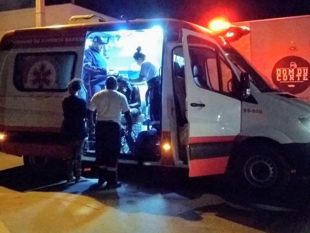Jovem fica ferido ao ser agredido a pauladas em rua do Guanabara Jovem fica ferido ao ser agredido a pauladas em rua do Guanabara