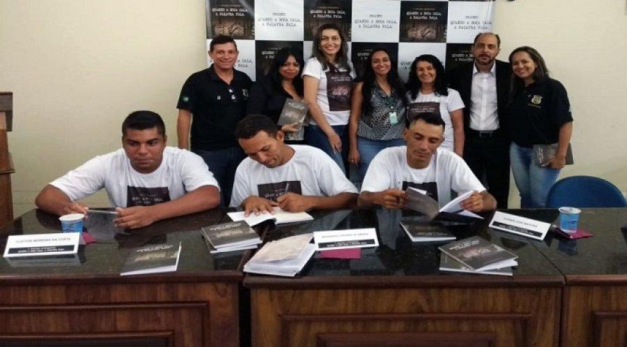 Livro escrito por reeducandos de Três Lagoas destaca poder transformador da educação Livro escrito por reeducandos de Três Lagoas destaca poder transformador da educação