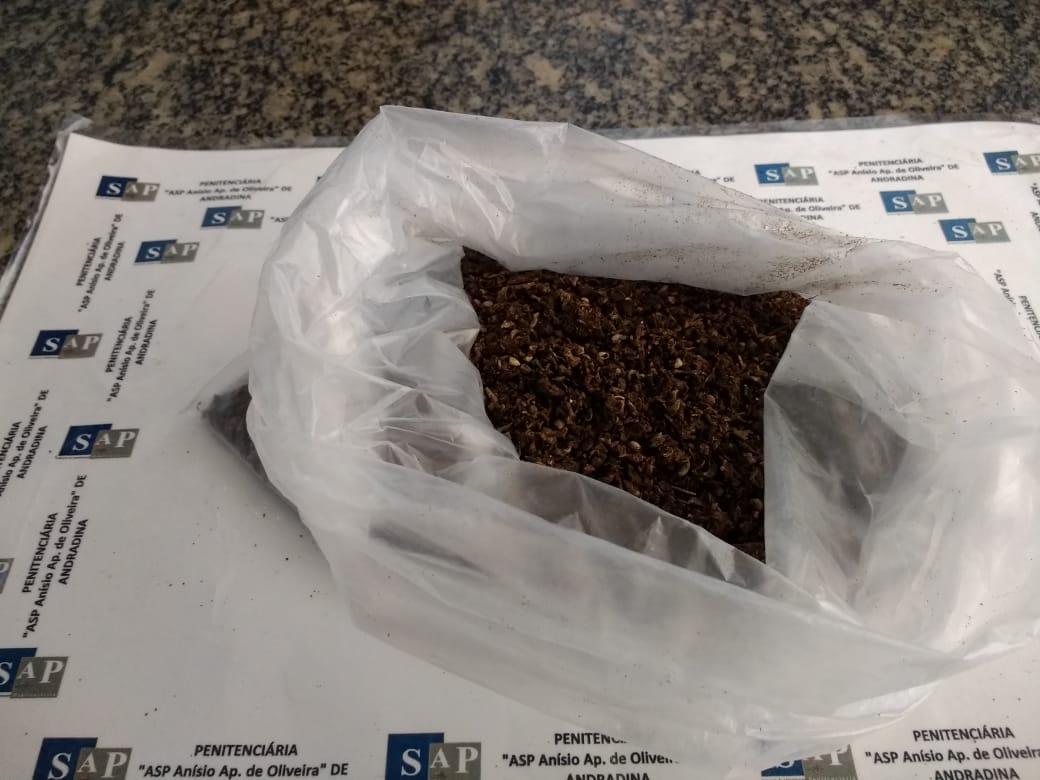 Mãe leva pacotes de suco cheios de cocaína em pó para filho preso Mãe leva pacotes de suco cheios de cocaína em pó para filho preso