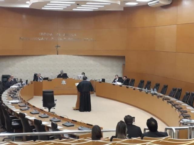 Magistrado ganha aumento enquanto oficial de Justiça “paga” para trabalhar Magistrado ganha aumento enquanto oficial de Justiça “paga” para trabalhar