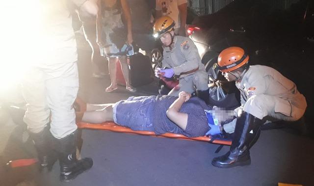 Motociclista fica ferida após colidir em traseira de veículo no Centro de Três Lagoas