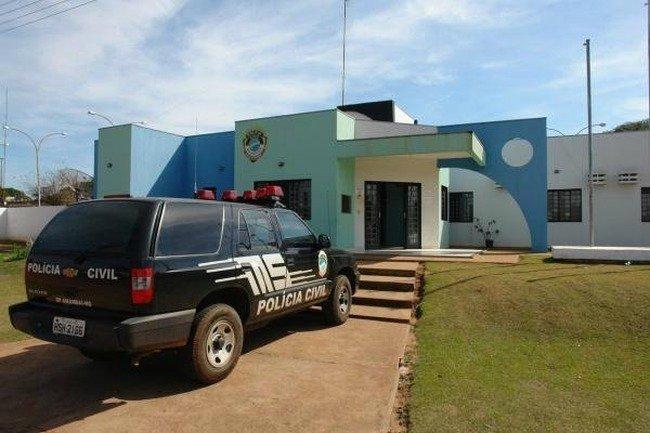 Mulher é esfaqueada e o marido a deixa em cárcere privado por três dias para não denunciá-lo Mulher é esfaqueada e o marido a deixa em cárcere privado por três dias para não denunciá-lo