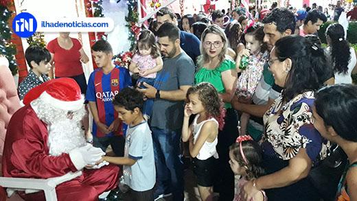 Multidão acompanha chegada do Papai Noel em Ilha Solteira 