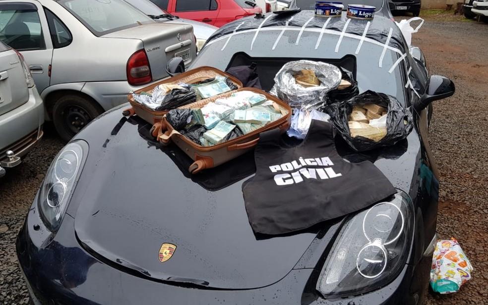 Polícia arromba Porsche e acha malas com R$ 1,3 milhão em Goiás