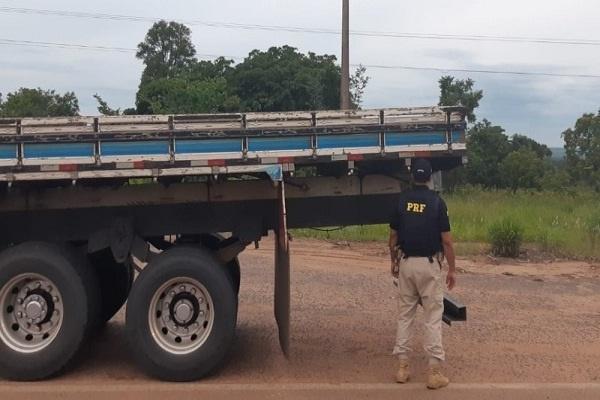PRF flagra caminhão com suspensão irregular na BR-262, em Água Clara