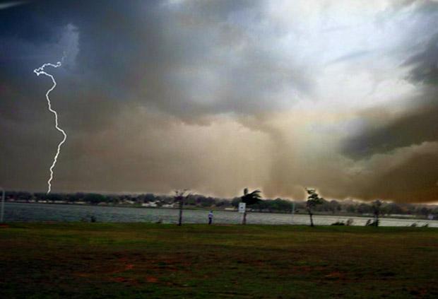Sexta-feira 13 será de chuva acompanhada de trovoada com máxima de 30°C.