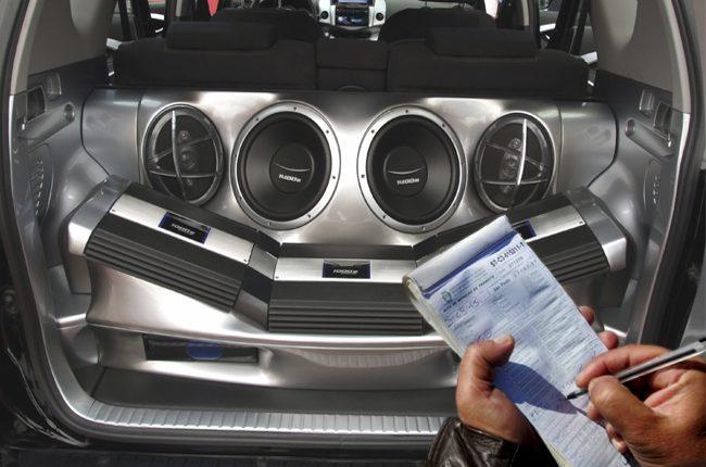 Som que possa ser ouvido do lado de fora do carro vai render cinco pontos na carteira e multa Som que possa ser ouvido do lado de fora do carro vai render cinco pontos na carteira e multa