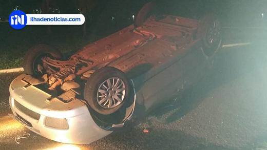 Em Ilha Solteira, motorista perde o controle e carro capota na entrada da cidade Em Ilha Solteira, motorista perde o controle e carro capota na entrada da cidade