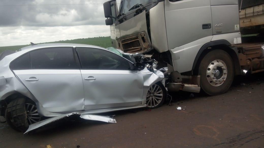 Motorista que puxava BMW em reboque morre em acidente ao bater de frente com carreta Motorista que puxava BMW em reboque morre em acidente ao bater de frente com carreta