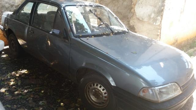 Monza é abandonado em estacionamento e pode estar sendo usado como 