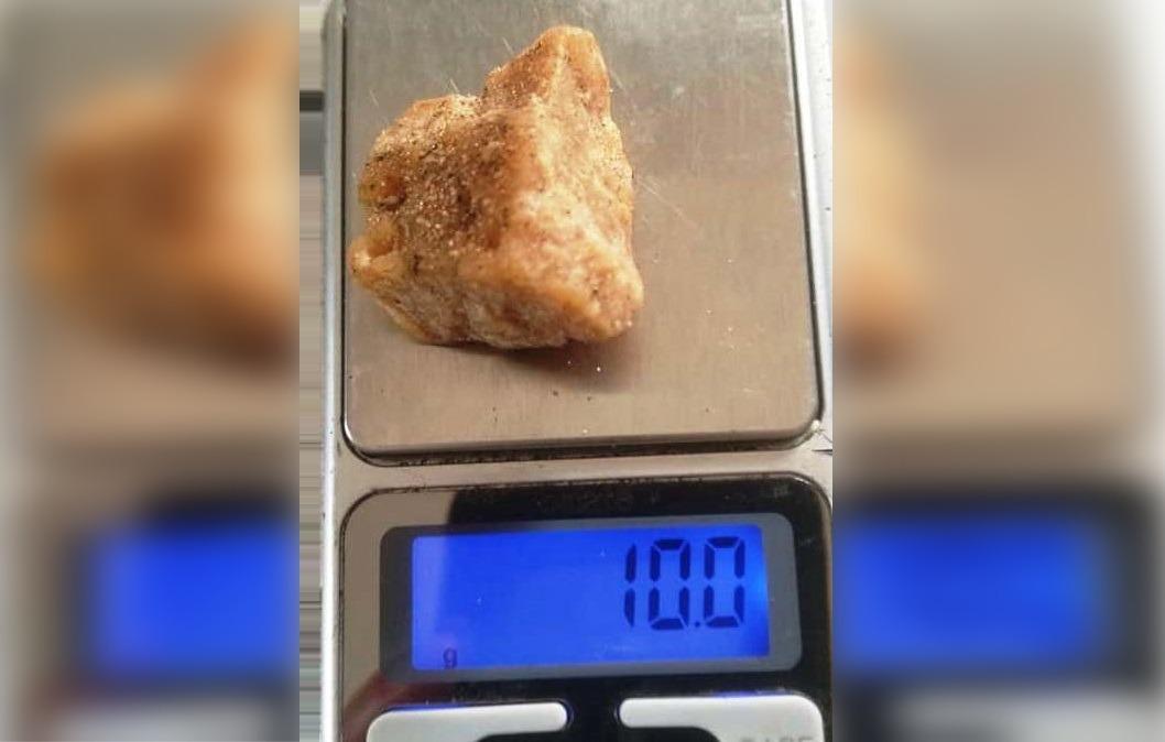 Cão farejador da PM encontra droga; suspeito de tráfico teria descartado o entorpecente 