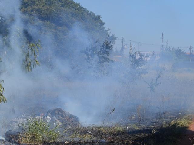 Fumaça em terreno entrega suposto ladrão na região da antiga 