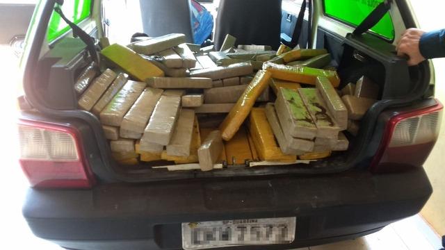Grande quantidade de drogas são encontradas em porta-malas do veículo