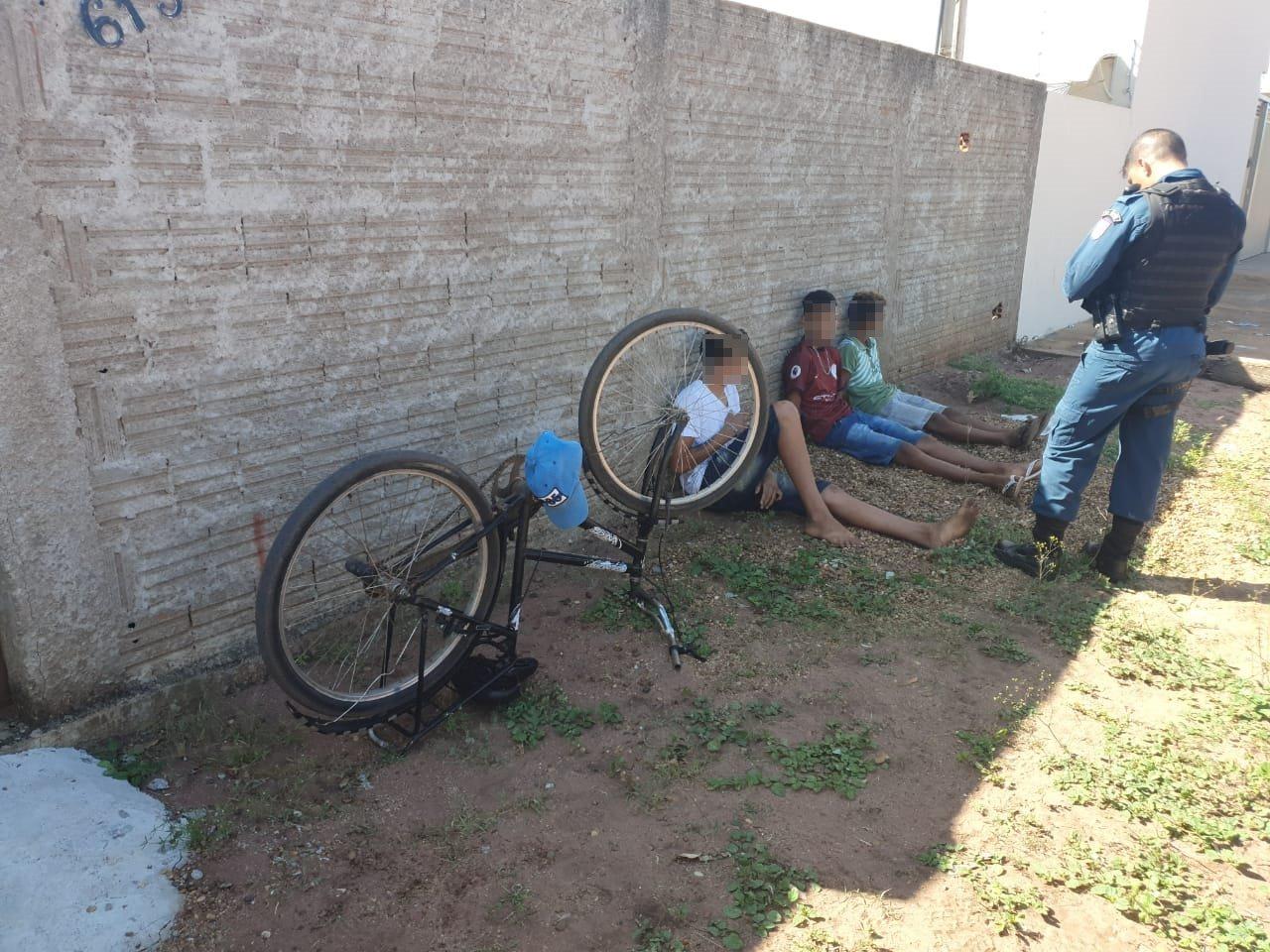 Deu Ruim: Aprendiz do tráfico, adolescente é apreendido oferecendo maconha à policiais