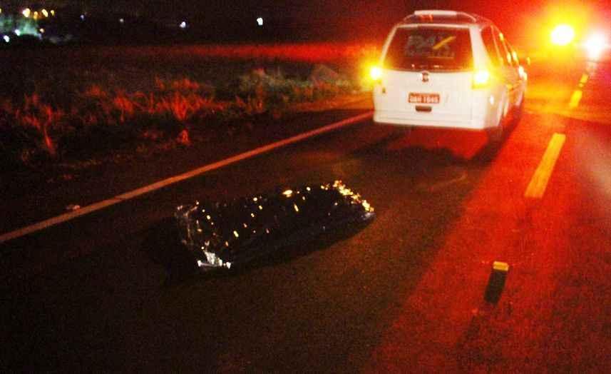 Bêbado e sem roupas, homem morre atropelado por caminhão Bêbado e sem roupas, homem morre atropelado por caminhão