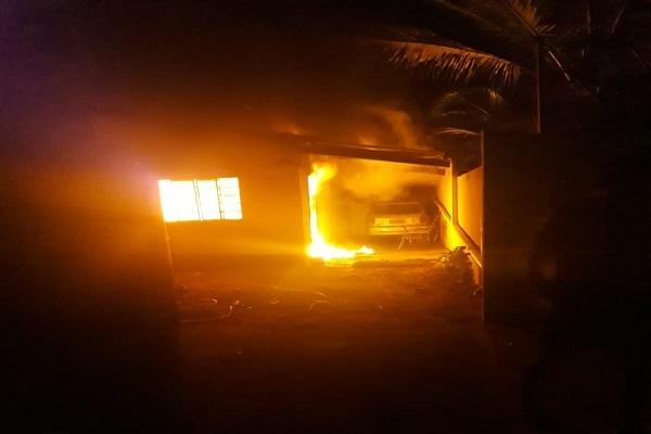 Casa pega fogo com família dentro em Água Clara; vítimas precisam de doações