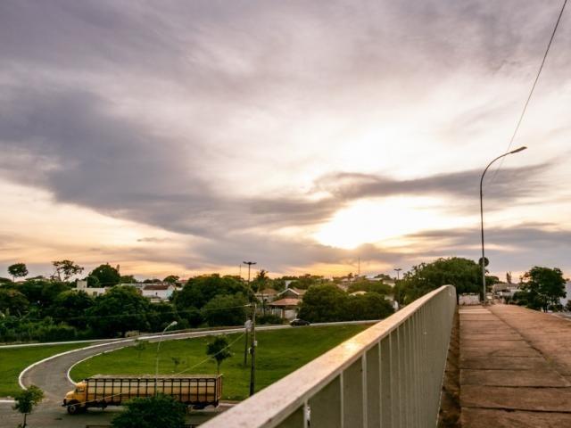 Céu ficará parcialmente nublado e de chover no final da manhã e à tarde em Três Lagoas 
