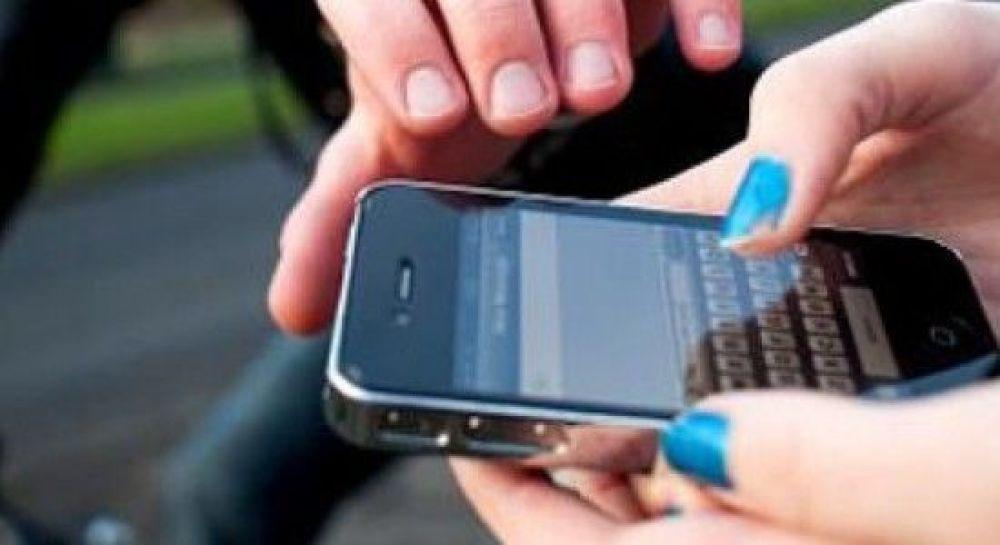 Ladrão ciclista passa e puxa celular das mãos de mulher no bairro Lapa Ladrão ciclista passa e puxa celular das mãos de mulher no bairro Lapa