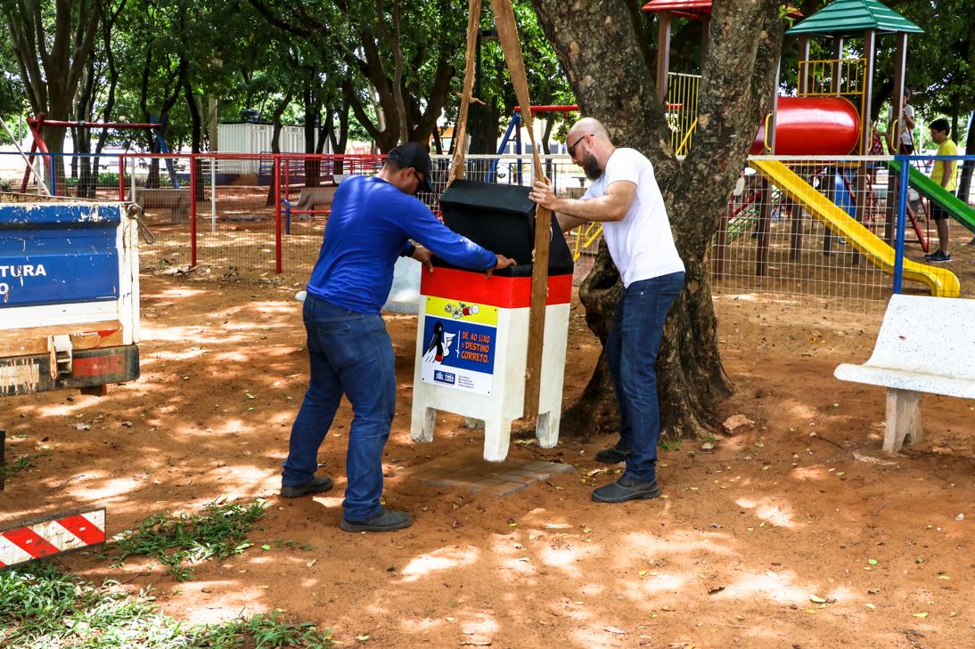 Lixeiras temáticas já estão sendo instaladas na Circular da Lagoa Maior